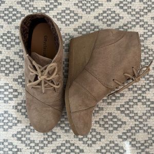 Wedge suede boots